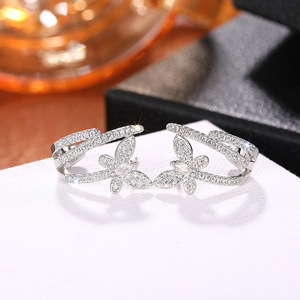Orecchini a Perno con Linea di Farfalle per Donne, Eleganti Accessori per Orecchie da Indossare Quotidianamente - Product Image 5