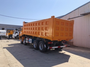 Le camion à benne basculante jaune Sinotruk HOWO 8x4 est utilisé pour le transport de marchandises à longue distance, avec une forte charge et un prix bas - Product Image 5