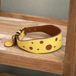 Collier pour chien en cuir jaune de luxe moderne personnalisé avec boucle en métal à rivets, doux et durable, design imprimé personnalisé - Product Image 1
