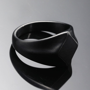 2026 Nieuw ontwerp mat geborsteld zwart verguld diamantvormige geometrische ringen van roestvrij staal, graveerbaar met aangepast logo/tekst - Product Image 3