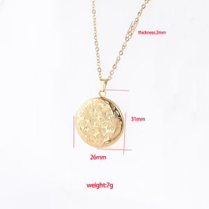 Nouveau design, collier pendentif médaillon rond vintage en acier inoxydable 316L gravé de motifs floraux - Product Image 6