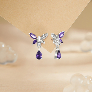 Klassische Tropfen-Ohrringe aus 925er Sterlingsilber mit Schmetterlingsmotiv und violetten Zirkonia-Steinen für Hochzeiten und Partys als Geschenk. - Product Image 2