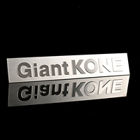 Plaque de nom en métal de luxe personnalisée avec logo de marque argenté pour cadeaux d'affaires, meubles d'intérieur et d'extérieur, accessoires sportifs, décoration