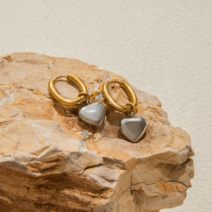 Pendientes de Corazón Gruesos de Dos Tonos con Baño de Oro de 18K para Mujer, Accesorio de Moda en Tendencia, Venta al por Mayor - Product Image 5