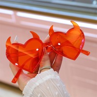 Vente chaude fête euraméricaine Halloween chauve-souris mal lunettes de soleil UV400 à la mode unisexe Punk lunettes blanc en forme de coeur parfait