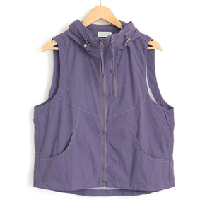 カスタムレディース軽量ガールズベストソフトシェルノースリーブジャケットジッパー防風フード付きポケット付きランニングハイキングゴルフベスト - Product Image 1