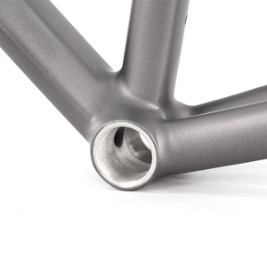 Cuadro de Bicicleta de Carretera Triton C6 de Aleación de Aluminio 700c con Frenos de Disco, Ejes Pasantes, Cuadro Rígido Ligero, Color Gris Titanio - Product Image 3