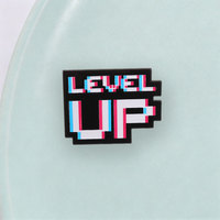 Badge en émail graphique rétro « Level Up » pour les passionnés de jeux vidéo – Élégant accessoire vestimentaire en métal pour le quotidien