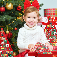 Boîte surprise personnalisée en forme de sapin de Noël rouge avec fenêtre perforée pour cadeau de Noël