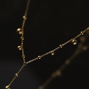 Collar de cadena tipo lariat en forma de Y de moda, chapado en oro de 18 quilates, de acero inoxidable, con colgante de bola delicado y borla larga, para mujer, ideal para fiestas y vestidos. - Product Image 4