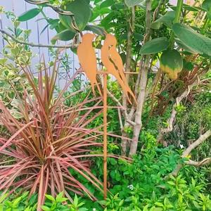 Ornement de jardin Art Déco en fer forgé avec deux oiseaux perchés sur une barre transversale, finition thermolaquée pour jardins et cours, charme artistique naturel - Product Image 6