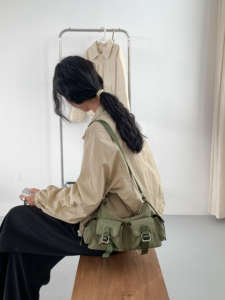 Bolso de hombro impermeable de gran capacidad para mujer, de nailon texturizado, moderno, informal, tipo bandolera. - Product Image 6