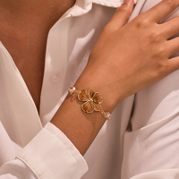 Bracelet de style rétro en acier inoxydable plaqué or 18 carats avec grand pendentif fleur émaillée et perles de pierre naturelle irrégulières