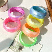 Pulseras y Brazaletes de Acrílico Transparente Brillante con Diseño de Vetas de Seda Suave y Efecto Pastel Caramelo, Joyería de Moda 2027, Brazalete Ancho de Resina Gruesa