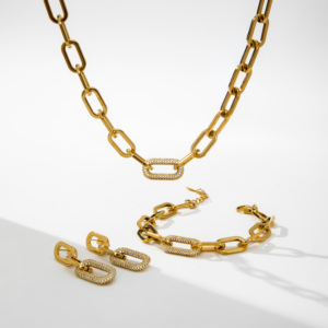 YF5144 <span class=keywords><strong>Set</strong></span> di Gioielli alla Moda: Bracciale, Collana e <span class=keywords><strong>Orecchini</strong></span> in Acciaio Inossidabile Placcato <span class=keywords><strong>Oro</strong></span> 18K con Catena a Clip Spessa e Charm in Zirconia Cubica - Product Image 1
