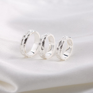 แหวนผู้ชายดีไซน์ทันสมัยสไตล์ญี่ปุ่นเกาหลี ชุบเงิน ลายตอกแบบไม่สม่ำเสมอ รูปทรงเรขาคณิต ของขวัญเครื่องประดับ - Product Image 2