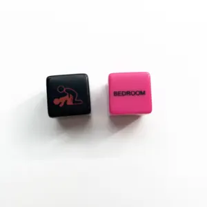 2 पीस प्रति सेट 19 मिमी 6 तरफा क्यूब काला और गुलाबी लाल मुद्रित शब्द रोमांस प्यार सेक्सी खिलौना स्थिति वयस्क गेम के लिए