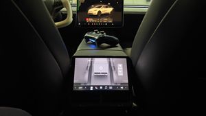 จอแสดงผลด้านหลัง R89 <span class=keywords><strong>Plus</strong></span> สำหรับ Tesla Model Y Model 3 หน้าจอความบันเทิงระบบ Android มัลติมีเดีย พร้อม <span class=keywords><strong>Disney</strong></span> <span class=keywords><strong>Plus</strong></span> สำหรับอัปเกรด Tesla - Product Image 5
