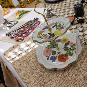 Plateau de service en résine époxy de qualité alimentaire double couche Poignée dorée Bord ondulé Fleurs séchées Conforme à la sécurité pour les hôtels et les restaurants - Product Image 3