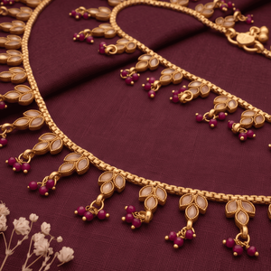 Tobillera de cuentas rojas chapada en oro para mujer con encantadores dijes de hojas y detalles colgantes elegantes para un estilo étnico festivo y chic. - Product Image 3