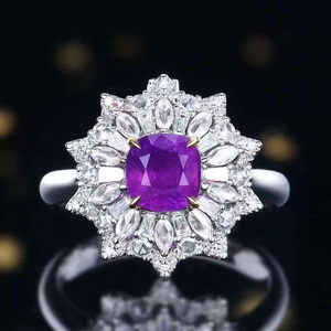 Bague en or blanc 18 carats avec saphir violet taille coussin, halo double de diamants multiformes effet éclat de soleil, bijou de cocktail luxueux - Product Image 1