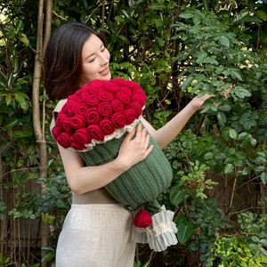 ผ้าห่มลายดอกกุหลาบโครเชต์ทำมือ 2-in-1 ของขวัญวันแม่สุดสร้างสรรค์ - Product Image 4