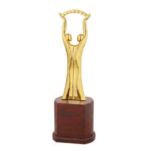 Trophée de couple doré avec motif arqué gravé sur base en bois pour les récompenses sportives et de jeux - Product Image 1