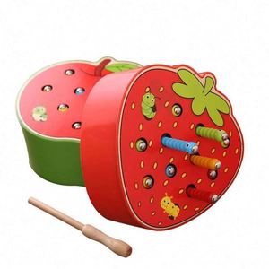 Jeu de pêche magnétique en bois en forme de fraise pour développer la cognition œil-main et la motricité fine - Product Image 1