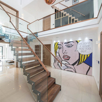 Escalier moderne en zigzag à double poutre en acier et bois avec garde-corps en verre pour villa
