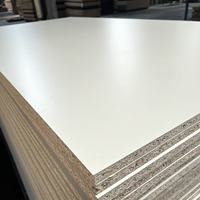 Panneaux de particules E0 modernes de haute qualité pour la fabrication de meubles, utilisation dans les chambres, cuisines et salles de bain