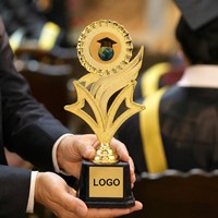 Trophée de remise de diplôme en plastique plaqué or, logo gravé sur mesure, avec base noire, pour la remise des diplômes