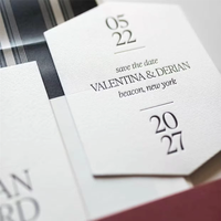 Carte d'invitation de mariage classique de luxe avec logo personnalisé, design en relief, impression typographique élégante sur papier de qualité supérieure