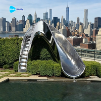 Sculpture de toboggan de piscine moderne 3D en acier inoxydable 316 poli de luxe pour l'élément aquatique de piscine extérieure