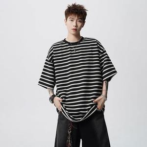 เสื้อยืดแขนสั้นสีดำขาว ทรงคลาสสิก ระบายอากาศ ซับเหงื่อ กระชับรูปร่าง สำหรับผู้ชาย ฤดูร้อน สไตล์อเมริกัน หนานุ่ม ทันสมัย - Product Image 2