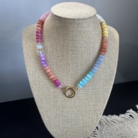 Collier en perles de pierres naturelles colorées personnalisé en gros, pendentif cube en pierres précieuses arc-en-ciel plaqué or, bijoux pour femmes pour les boutiques