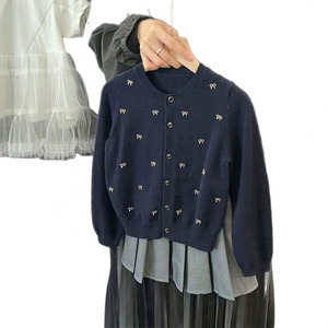 Set Elegante in Stile Coreano per Ragazze: Cardigan Lavorato a Maglia e Gonna Plissettata con Ricamo a Fiocco, Novità <span class=keywords><strong>Primavera</strong></span> 2026 - Product Image 5
