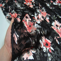 Kain Sutra Murni Motif Bunga Merah di Latar Belakang Hitam, Warna Gelap Lembut Elegan, Harga Grosir Terbaru untuk Pakaian Wanita