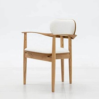 Chaise de salle à manger de style médiéval en frêne nordique avec dossier et accoudoirs en tissu pour la maison, les restaurants et les bars