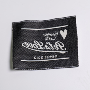 Étiquette tissée personnalisée avec logo de marque cousu sur le dos Idéal pour les vestes et les sacs en jean - Product Image 1