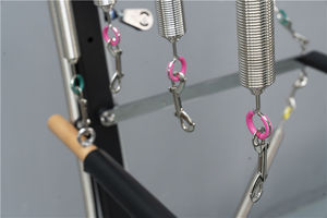 Aleación de aluminio y madera Trapecio Medio entrenamiento Inicio Pilates Reformer Tower Yoga Machine para uso doméstico - Product Image 4