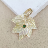 Nouveau Pendentif Feuilles d'Érable Tendance en Coquillage Jaune Naturel Plaqué Or avec Fermoir et Zircons Cubiques pour Bijoux et Accessoires Faits Main