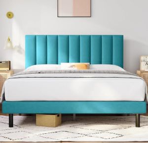 Кровать размера «queen-size» с винтажным дизайном, металлическим каркасом, мягким изголовьем и деревянными ламелями. - Product Image 6