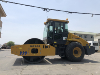 Compacteur vibrant industriel de 12,8 tonnes XS123PD pour le compactage des sols et les travaux de remplissage de fonds de voirie