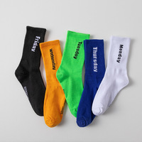 Chaussettes à la mode au design personnalisé Fabricant de chaussettes à logo personnalisé amusant dans une boîte Chaussettes confortables pour femmes et hommes