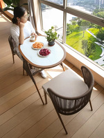 Conjunto de Mesa y Dos Sillas de Ratán y Madera para Exteriores, Moderno y Duradero, con Estructura de Hierro, para Balcón, Jardín o Sala de Estar
