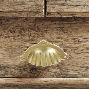 Tirador de cajón redondo de resina y madera blanca para armario en circular - Product Image 2