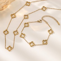 MIRADIA Porte-Bonheur Ensemble de Bijoux Collier et Bracelet en Acier Inoxydable Plaqué Or 18 Carats avec Trèfle à Quatre Feuilles, Style Classique pour Femme