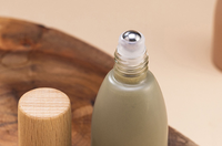 Bouteille de parfum Morandi de 12ml avec bouchon en noyer Bouteille d'huile essentielle à bille avec bouchon en hêtre givré Bouteille de décantation de parfum