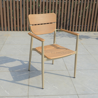 Table et chaises de salle à manger modernes en plastique-bois pour l'extérieur, avec accoudoirs, revêtement en poudre, pour restaurants, cafés, hôtels, balcons, parcs, hôpitaux