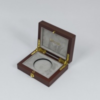 Boîte cadeau en bois foncé pour pièces de monnaie, doublure en daim, logo personnalisé, charnière et serrure métalliques pour collection de pièces commémoratives et emballage de souvenirs